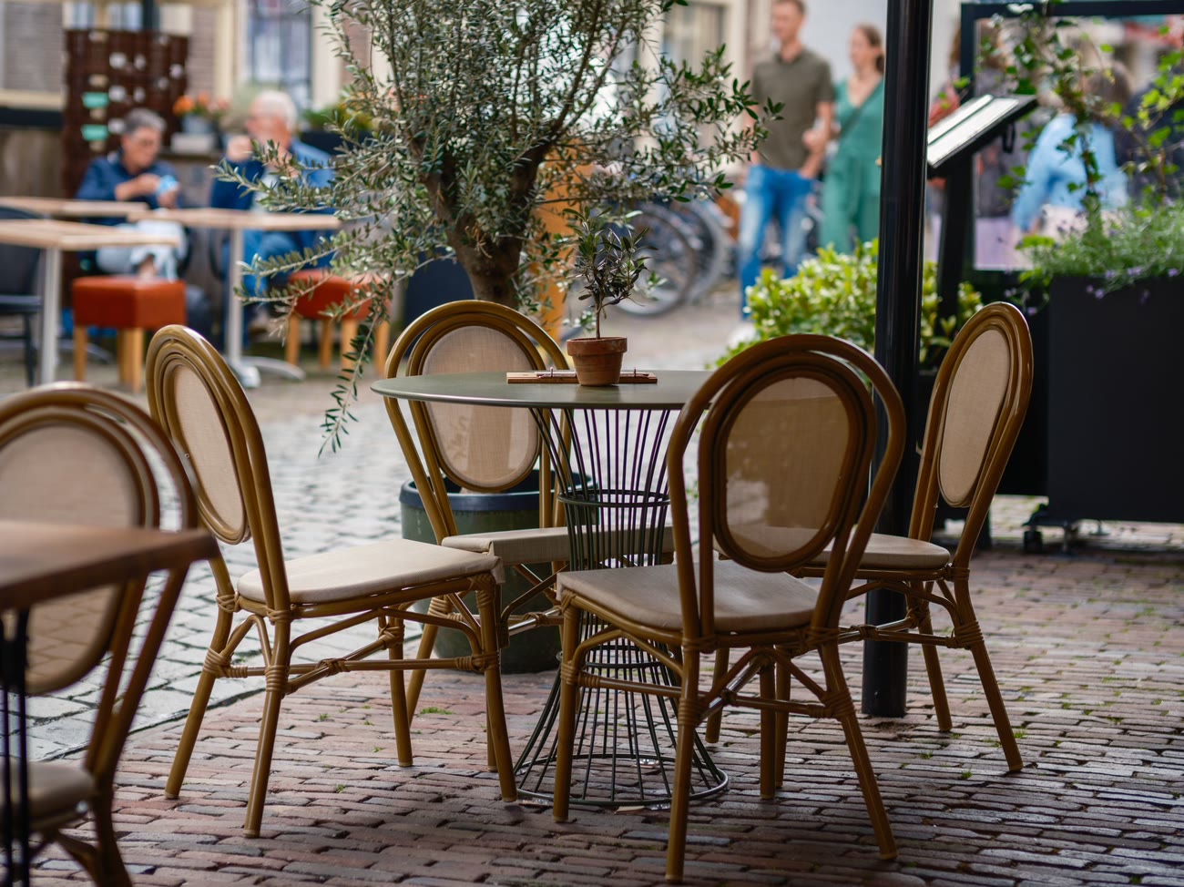 La salle d’Artigiano, sol en tomettes et fauteuils bordeaux